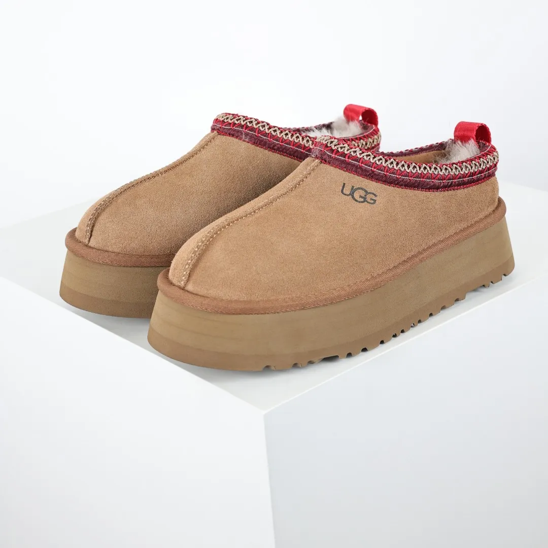 Copy price 💰560 Core recommendation of good price 5cm thick sole, independently developed original outsole, cashmere insole, keeping warm in winter, suitable for home use. In the new year, uug launched a style series, which is partially geared towards the preferences of young consumers. It has also moved to the forefront of fashion trends. Shoe body material, water-repellent coated suede upper, 17 mm UGGPURE™ implanted wool insole, lightweight non-slip and comfortable rubber outsole, with brand LOGO and trademark, with full package Size: 35 36 37 38 39 40